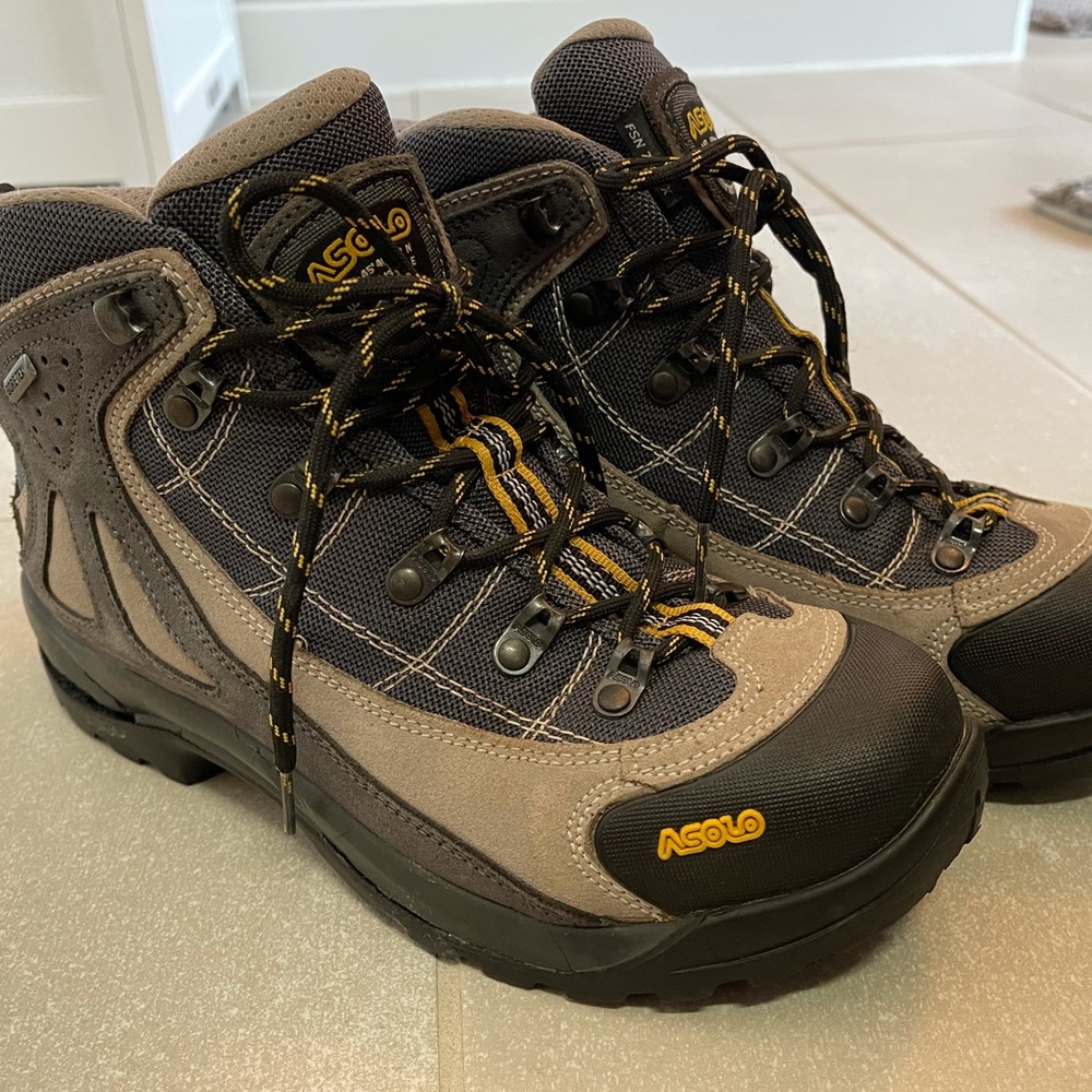 Asolo Size 8 Gortex boot